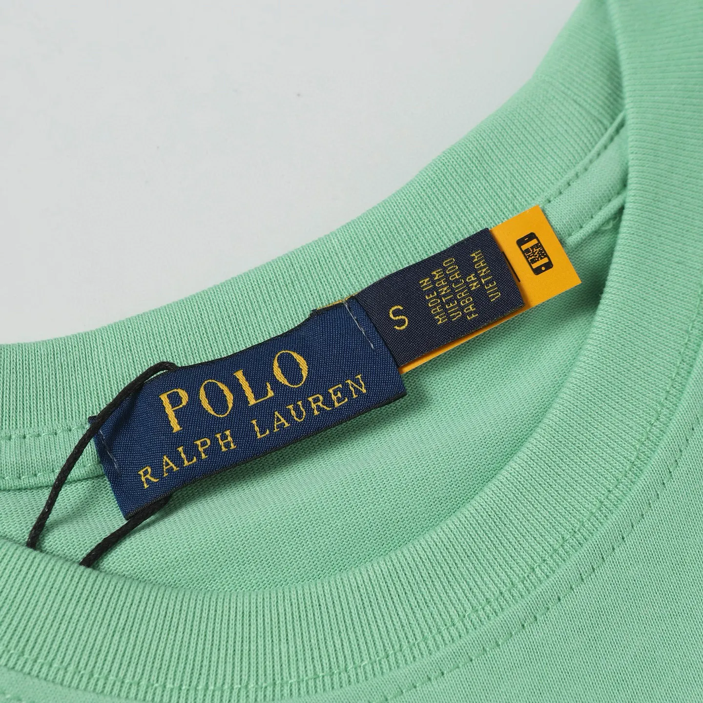 P130 Style number: 657 Ralph Lauren/Ralph Lauren 2025 new summer pure cotton 240g silicone Polo embossed round neck T-shirt. The main LOGO on the neck has a QR code mark, which can be scanned for verification. It uses 3D silicone three-dimensional English letter logo embossing to distinguish low-quality products on the market. 32 counts, 240g hydrophilic toner, 100% cotton fabric, comfortable and soft, highly breathable, focusing on high-end cost-effectiveness, needless to say good quality. Available in a variety of colors, both boys and girls can try this genderless style, giving them a yuppie tone in no time. Immerse yourself in your leisurely style, and have your own style in retro. Natural, vivid and very French romantic feelings, perfectly integrating youthful atmosphere and trend. Color: white, navy blue, light green Size: S-xL S Shoulder width 44 Bust 104 Sleeve length 23 Clothing length 72 M Shoulder width 45 Bust 108 Sleeve length 24 Clothing length 74 L Shoulder width 46 Bust 112 Sleeve length 25 Clothing length 76 xL Shoulder width 47 Bust 116 Sleeve length 26 Clothing length 78